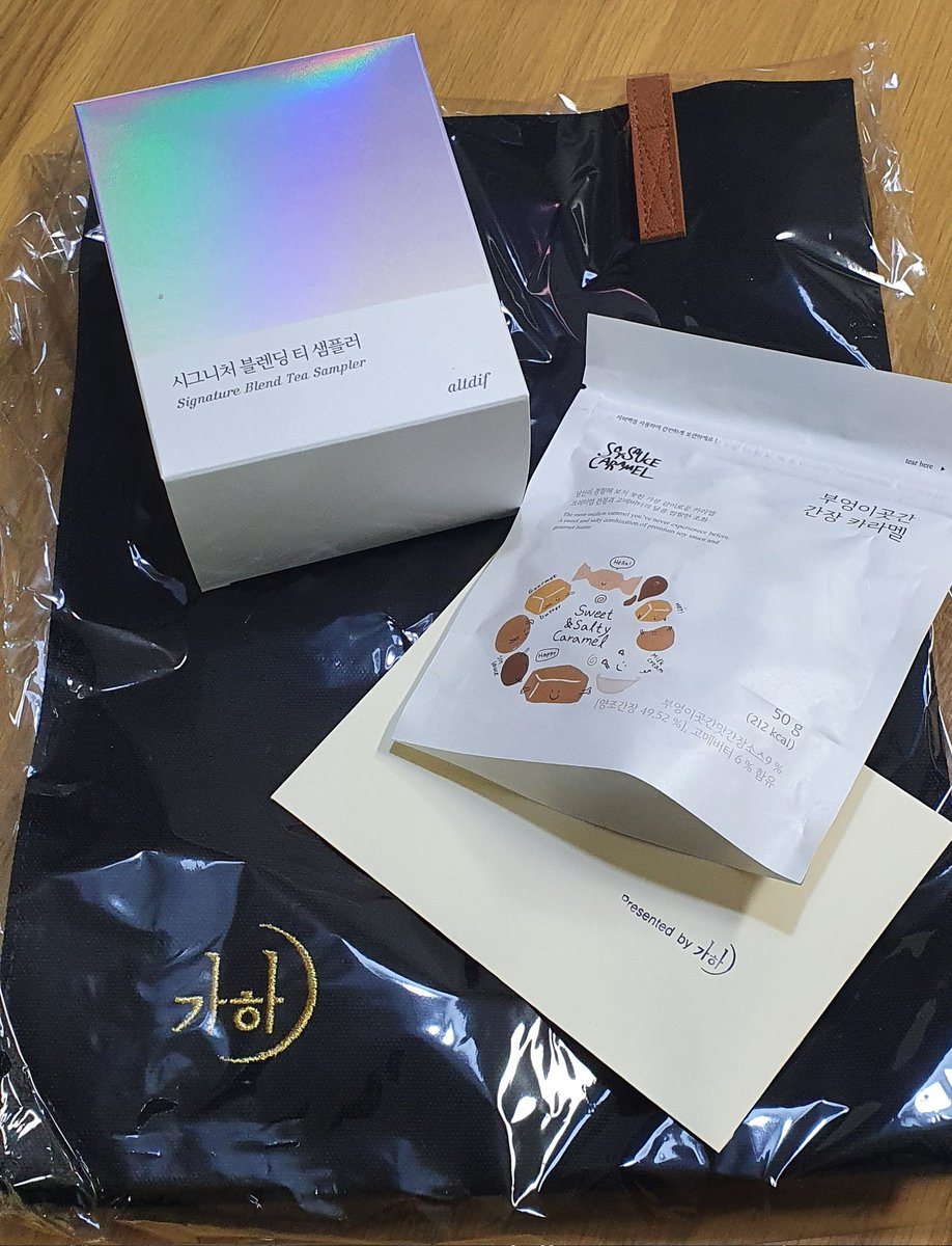 mingo_star7's tweet photo. 도서출판 가하에서 연말 선물 보내주셨습니다. 매년 특별한 이야기가 담긴 선물들 소중히 잘 쓰고있습니다. 감사합니다🙏 https://t.co/co5AQfszuh