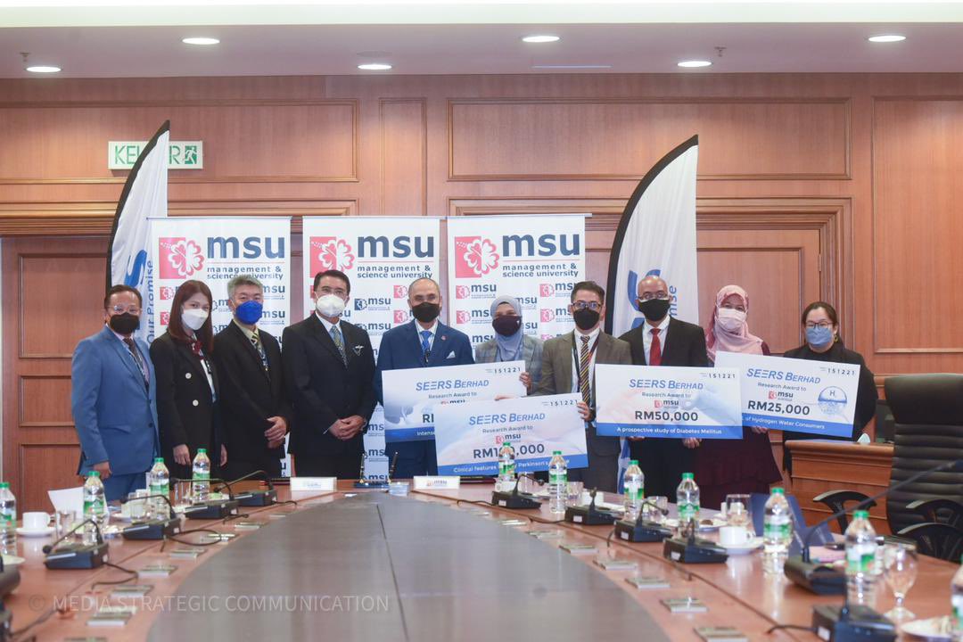 Signed the MOU/MOA between <a href="/MSUmalaysia/">🌺 MSU Malaysia</a> and SEERS Bhd. Strengthening the industry and research synergy for future collaborations, as firstly initiated via the RM200,000 research grants awarded for MSU. <a href="/researchMSU/">MSUmalaysia.research</a> #FHLS <a href="/postgraduatece4/">postgraduatecentremsu</a> <a href="/MSUcollege/">MSU College</a>