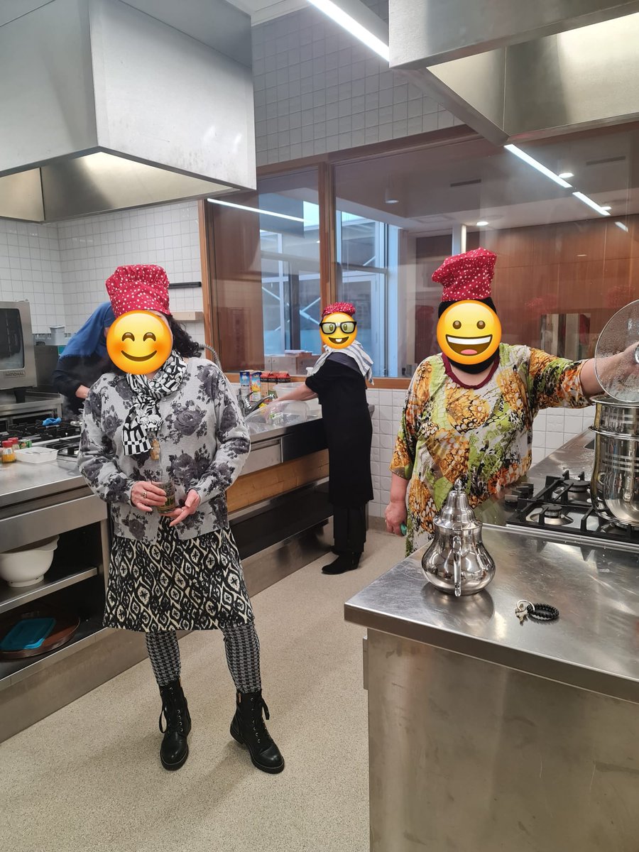 Samen koken is samenwerken, maar ook ontspannen en elkaar leren kennen. Dat bleek wel na de 1e kookworkshop van een reeks van tien 👩‍🍳 🍽️Er zijn weer leuke en nieuwe ontmoetingen ontstaan tussen nieuw-, jong- en oudkomers. Wat een energie!⚡#couscousenappelmoes