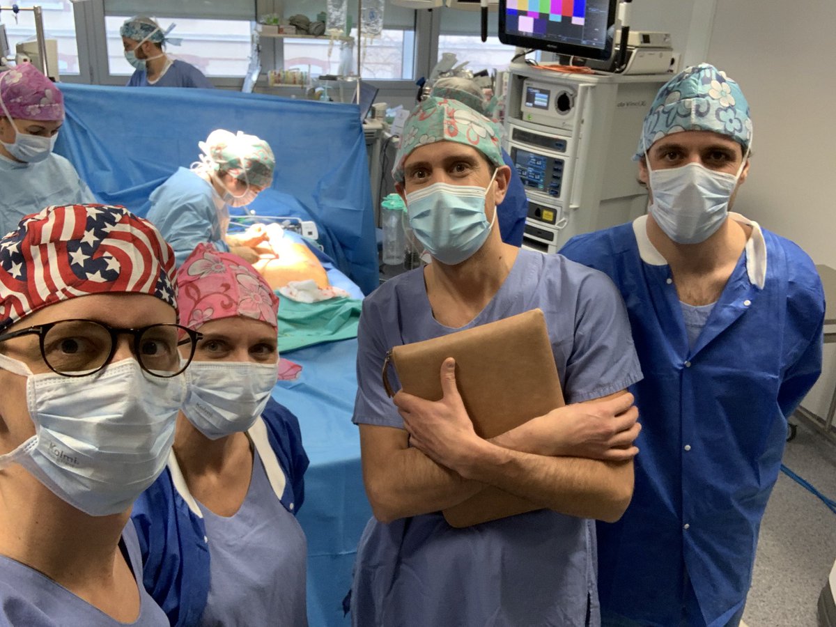 Nice radical cystectomy with intra corporeal neobladder with a team coming from Avignon @CHURennes @UrologieRennes @BladderCancerUS