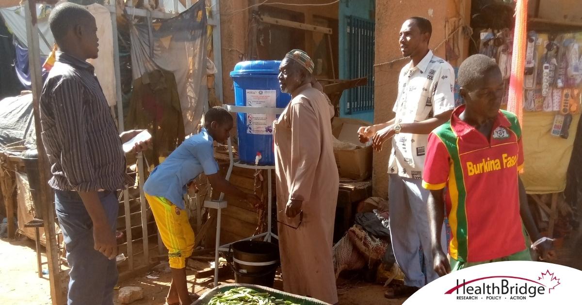 HealthBridgeCan's tweet photo. To keep #PublicMarkets clean and safe during #COVID19, #HealthBridge partner 'Public Spaces for All' installed hand washing stations at five markets in Niamey, #Niger in cooperation with @UNHABITAT.
π
Read about our partner's work:
https://t.co/jnRnj5CJct
#HealthBridgeProjects https://t.co/hPxYQhOoT1
