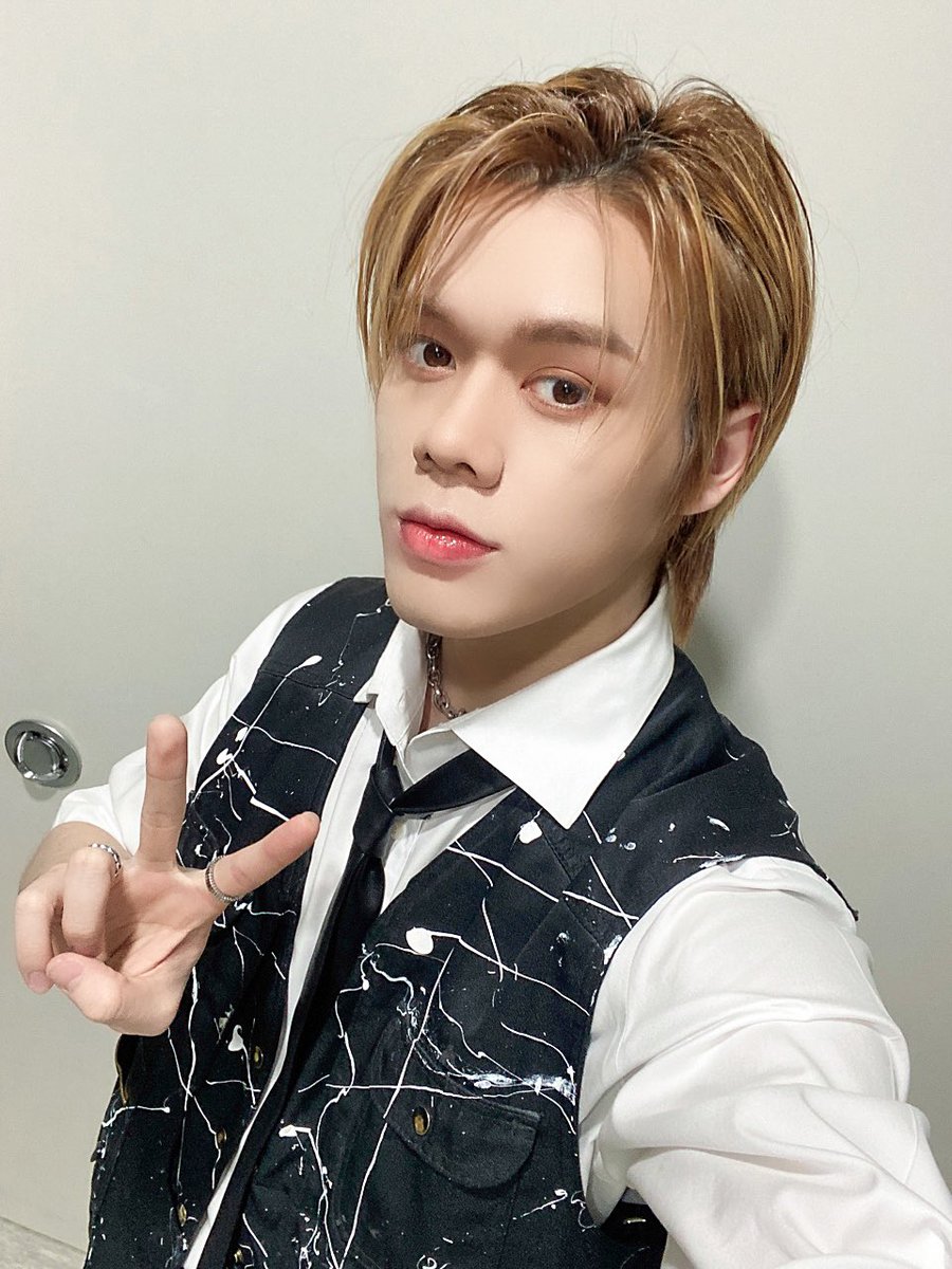 GHOST9OFFICIAL's tweet photo. [#프린스]

쇼 챔피언！오늘도 수고수고요 https://t.co/6mKV3mbidT