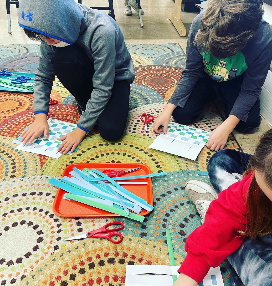 artteacher43's tweet photo. Our 5th @chelsea_tigers weaving workshop was a success and we had a blast together! #Weaving101 #ArtTeacherLife #WeAreChelsea #TigerArt #157cLearns #157cCares https://t.co/HDHlFhtH8m
