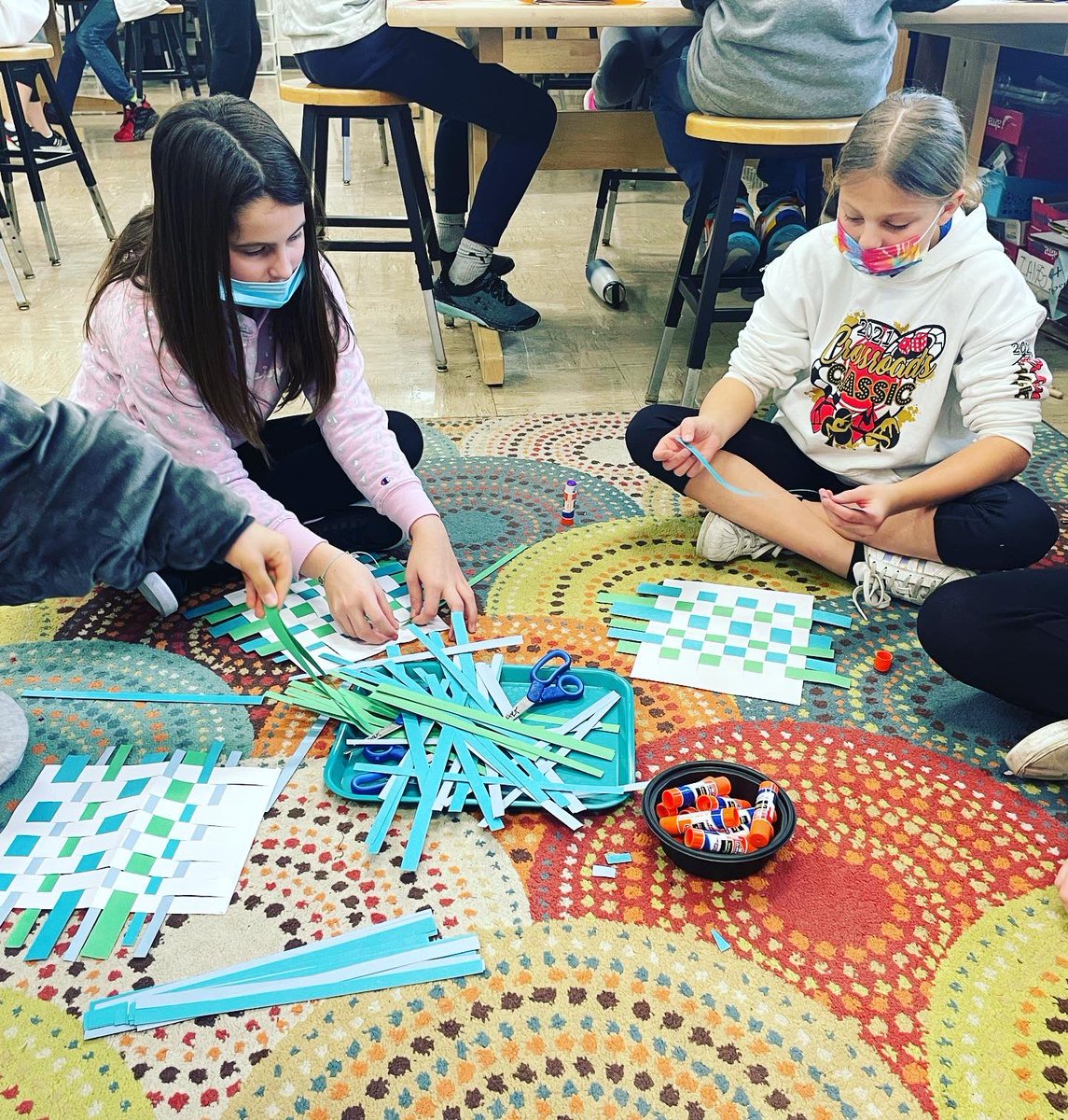 artteacher43's tweet photo. Our 5th @chelsea_tigers weaving workshop was a success and we had a blast together! #Weaving101 #ArtTeacherLife #WeAreChelsea #TigerArt #157cLearns #157cCares https://t.co/HDHlFhtH8m