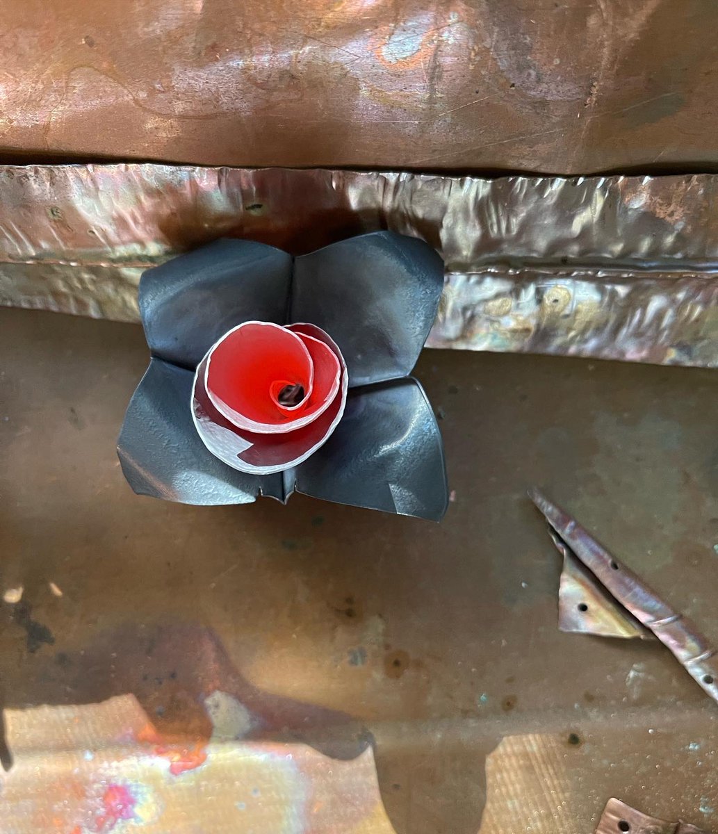 jeribella's tweet photo. Working on a faux bouquet 🔥 #copper #silver #dontthrowit https://t.co/PFvUY414mY