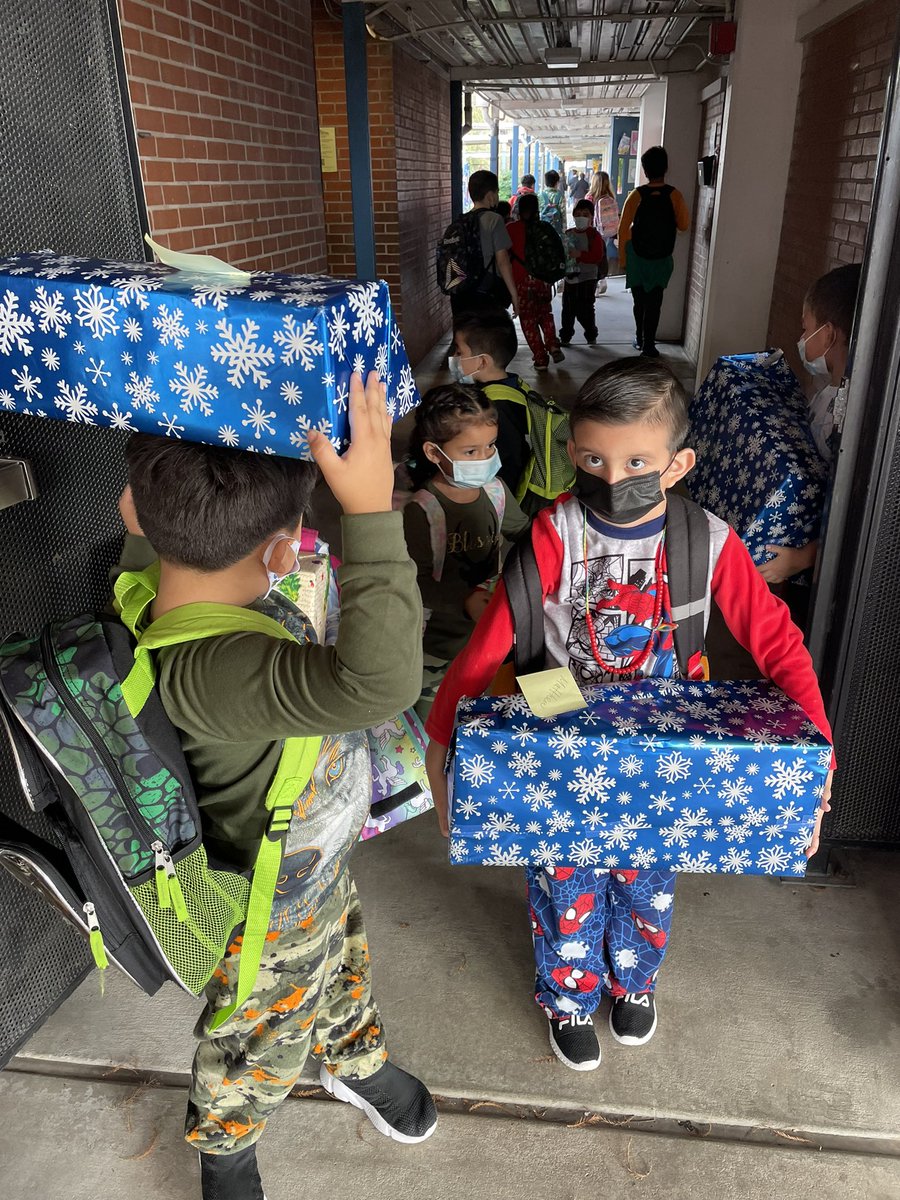 PortHoustonES's tweet photo. Port Houston has been so blessed this holiday season! Thank you to MA’s angels for giving gifts to all our students and @tiffstreats for sponsoring their delicious cookies to our entire campus! @VGarcia_PH @Leigha_Curry7 @Tinoco3rd https://t.co/mAE2ImMwj8