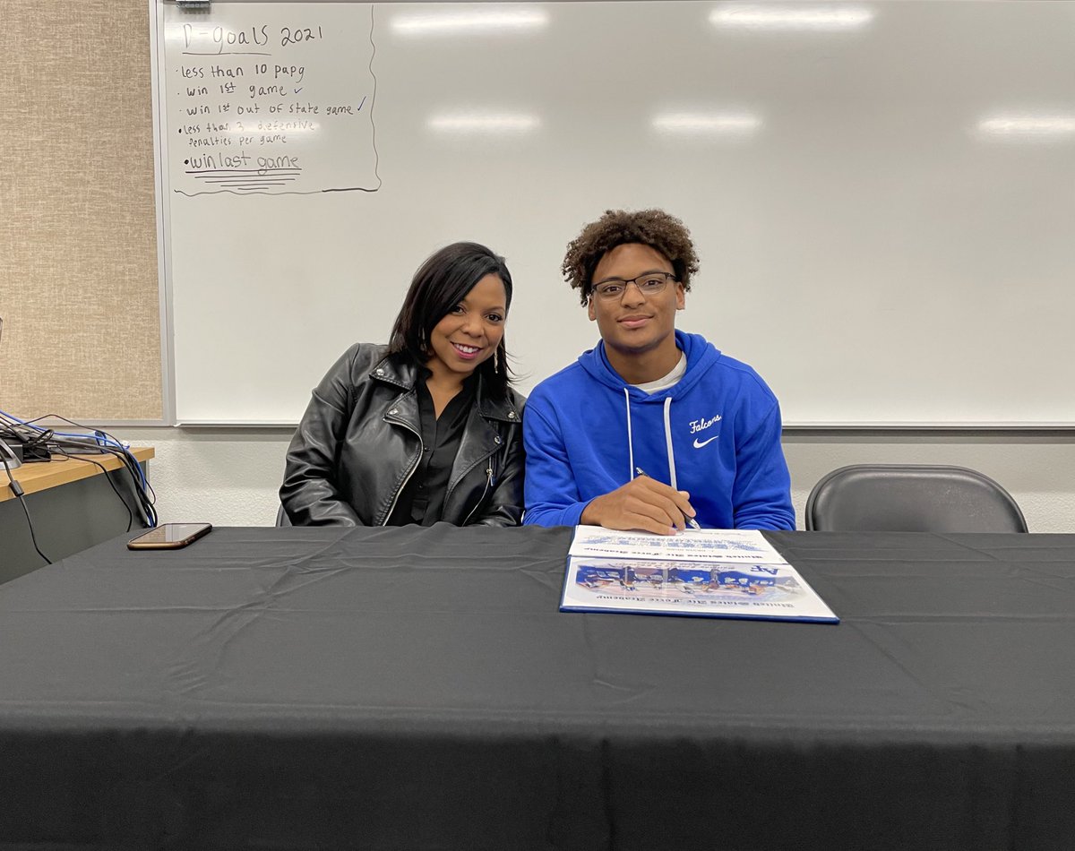 Signed ✔️Chandler 2022 DB <a href="/Devin_Dunn9/">Devin Dunn</a> signs his NLI to <a href="/AF_Football/">Air Force Football</a>. Dunn is a violent tackler in the box who does a tremendous job in coverage - congrats Devin‼️<a href="/COACH_HIMEY/">Jonathan Himebauch</a> <a href="/AZHSFB/">ArizonaVarsity.com 🔥PREPS🔥</a> <a href="/GarretsonRick/">Coach G</a> @VaughtCoach <a href="/AndrewKnoche/">Andrew Knoche</a> <a href="/gridironarizona/">Gridiron Arizona</a>