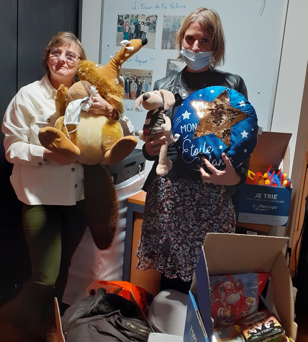 christellevanc2's tweet photo. #Solidarité les équipes #Pôleemploi Orléans Ouest se sont mobilisées pour répondre à l'appel de l'Adelis et collecter des jouets livres peluches 👧🧒🎁 au profit des @restosducoeur d'Ingré. Une action pour faire autrement plus pour ceux qui en ont le plus besoin @poleemploi_RCVL https://t.co/NEDtVLsYTY