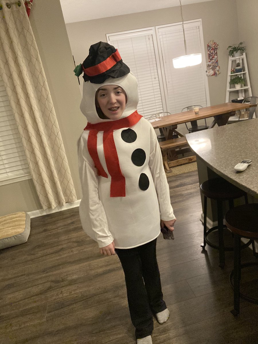 Winter wonderland spirit day and loving the confidence this girl has to have fun! ⛄️