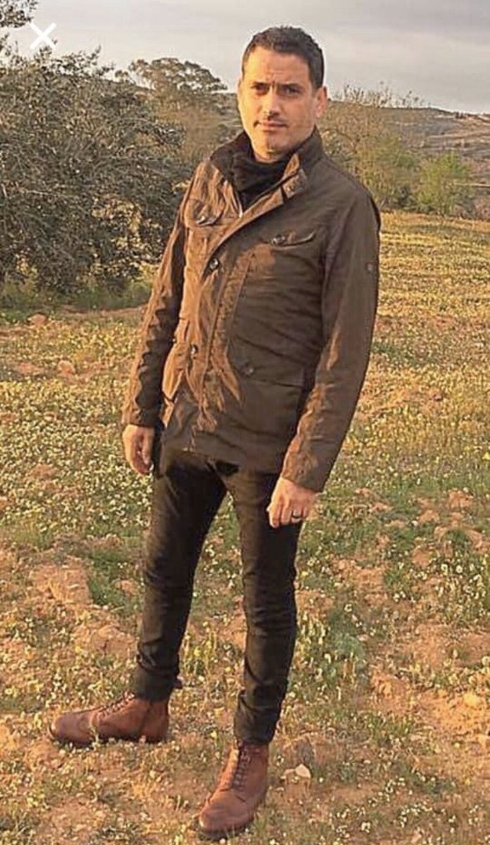 وطني:
نُـضـيءُ فِـيــهِ مـجـاهـلاً وَ غيـاهـبـاَ
وَ نَــظــلُ نُـبْـدِعَــهُ قَـصِــيــداً رائِــعَـــاً
يُـغْـنِــي جـوانـبــه وَ فِــكْـــراً ثـاقــبــاَ
وَنَـظــلُّ نحْـمِـلُـهَـا رِسَــالــةَ مُــؤمِــنٍ
يَلْـقـى الـحـيَـاةَ مـجُـاهـداً و مـحُـاربـاَ