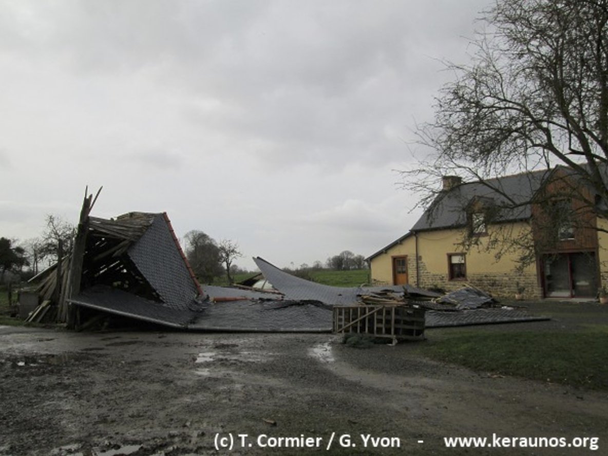  Il y a 9 ans, une #tornade EF2 frappait plusieurs communes d'Ille-et-Vilaine, sur une distance de plus de 28 km, causant d'importants dégâts notamment à #Tinténiac où une habitation s'effondra partiellement. Actualité complète -> 