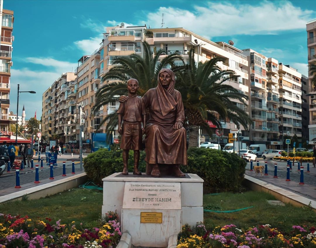 Gölgesinde Mustafa Kemal'i büyüten kadın...
-Zübeyde Anne❤️