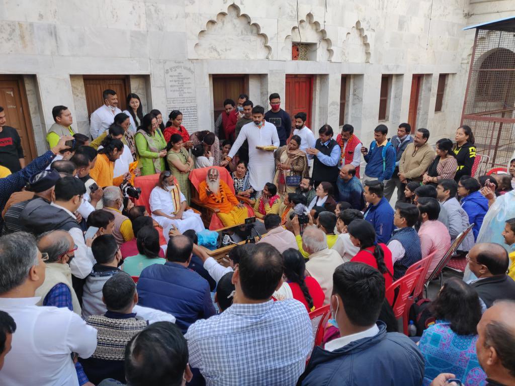 Gurudev Sri Sri Ravi Shankar (@gurudev) on Twitter photo राम जन्मभूमि पर सुप्रीम कोर्ट के ऐतिहासिक फैसले के बाद पहली बार श्री रामलला के दर्शन किये। दिगंबर अखाड़ा के महंत सुरेशदास जी, श्री <a href="/ChampatRaiVHP/">Champat Rai</a> जी एवं अन्य संतों से भेंट की। यह देख कर प्रसन्नता हुई कि मंदिर निर्माण का कार्य जोरशोर से चल रहा है। राम जन्मभूमि पर सुप्रीम कोर्ट के ऐतिहासिक फैसले के बाद पहली बार श्री रामलला के दर्शन किये। दिगंबर अखाड़ा के महंत सुरेशदास जी, श्री <a href="/ChampatRaiVHP/">Champat Rai</a> जी एवं अन्य संतों से भेंट की। यह देख कर प्रसन्नता हुई कि मंदिर निर्माण का कार्य जोरशोर से चल रहा है।