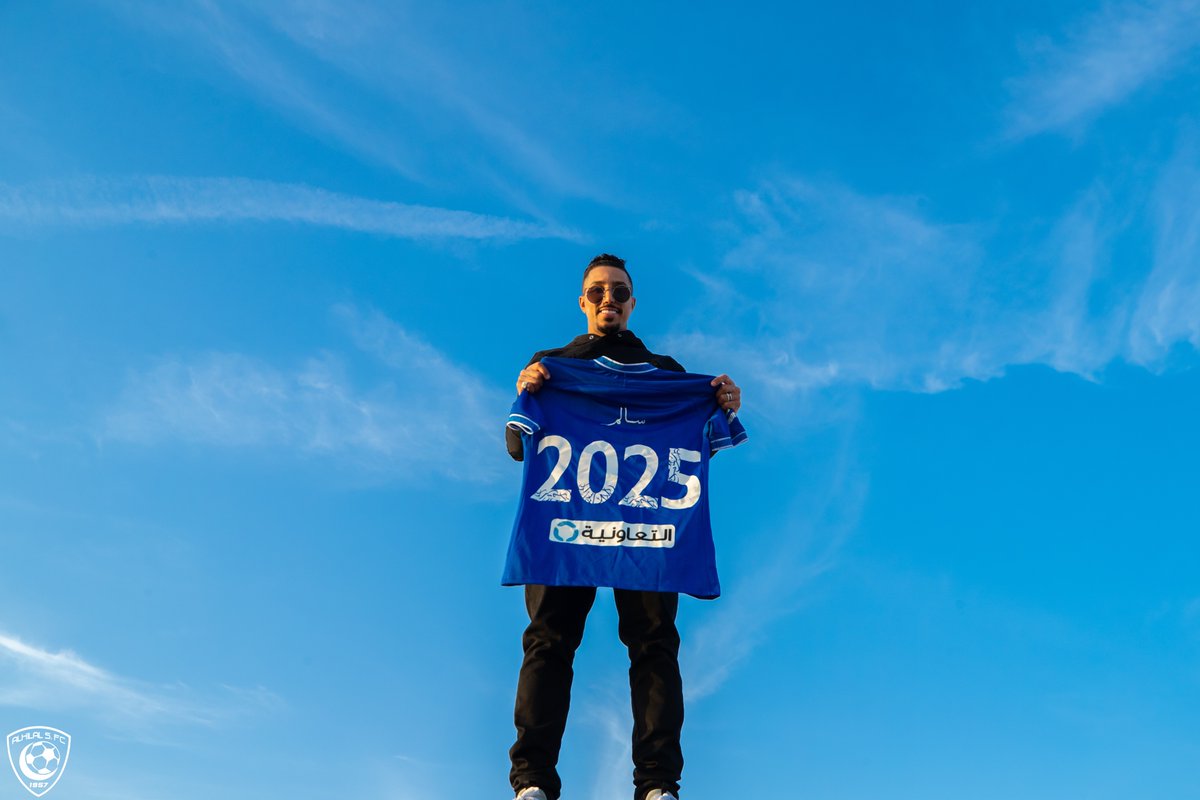 Alhilal_FC's tweet photo. 🌪 التورنيدو من "القمة" يعلنها أنا هلالي حتّى 2025 😍💙

#سالم_هلالي
#الهلال https://t.co/WbHHVm4owB
