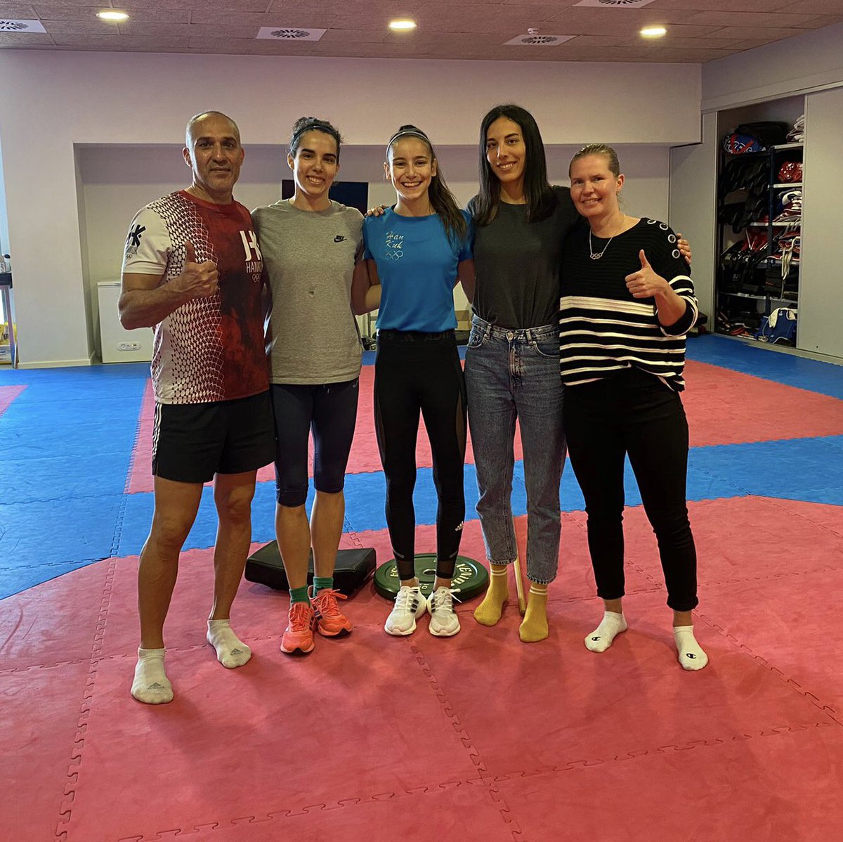 JesusRamal1's tweet photo. Sorpresa 😳 Todo un lujo y honor!!! Visita en la Sede  @hankuktkd  #Sanse de @evusa91 Plata Olímpica Río 2016, compartiendo un momento con @adrianasandia_ Plata Olímpica Tokyo 2020,  @martacalvo96 Subcampeona del Mundo y @suvihankuk 2 Veces Olímpica Londres 2012 y Rio 2016 https://t.co/xOGK9xuQJk