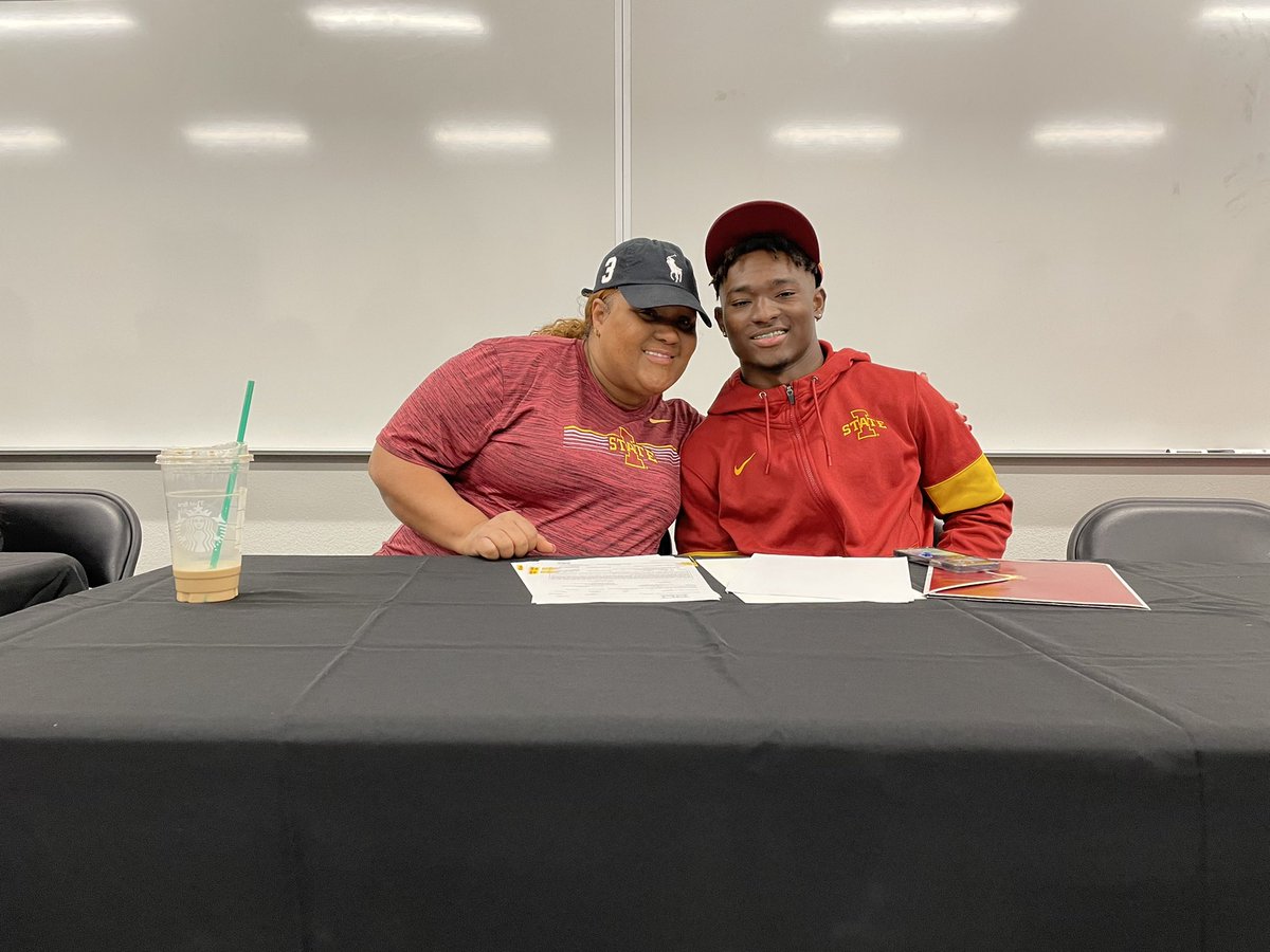 Signed ✔️Chandler ATH <a href="/QuaronAdams/">Quaron Adams</a> signs his NLI to <a href="/CycloneFB/">Iowa State Football</a>. One of the most electric football players in the state the last couple seasons heads to the BIG-12 <a href="/GarretsonRick/">Coach G</a> <a href="/ISUMattCampbell/">Matt Campbell</a> <a href="/GarretsonRick/">Coach G</a> <a href="/AZHSFB/">ArizonaVarsity.com 🔥PREPS🔥</a> <a href="/gridironarizona/">Gridiron Arizona</a> <a href="/chandler_wolves/">Chandler High Football Boosters</a>