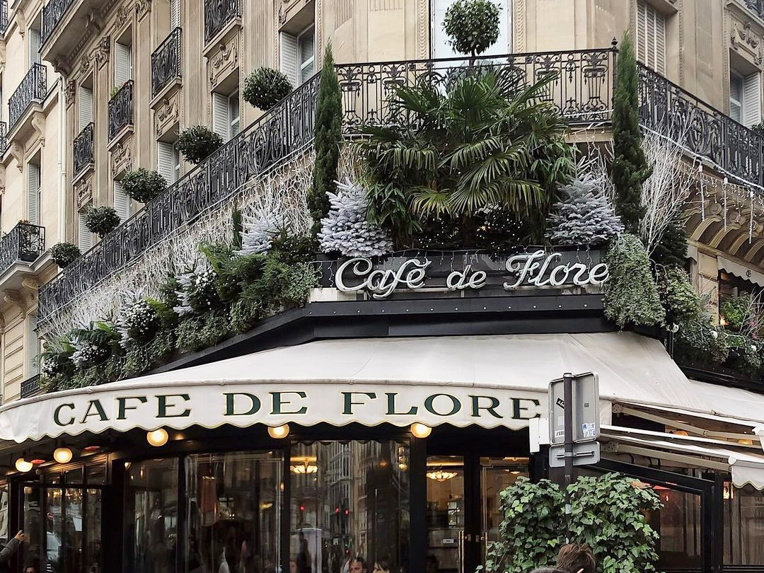 brunchatcartier's tweet photo. winter days in paris 🌲✨ https://t.co/ya0i3uwyHV