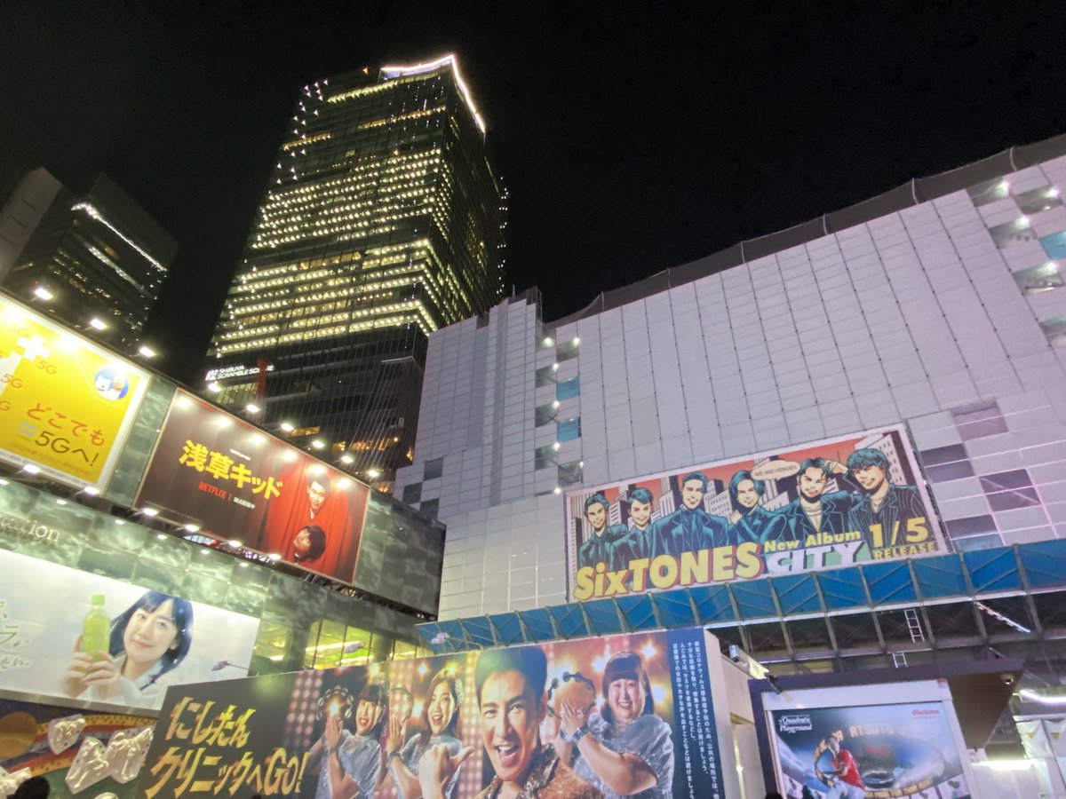 arastmii's tweet photo. SixTONESの新しい広告を渋谷で見つけた😭😭😭😭😭
スパイダーマンのアメコミ風になってる可愛い😭😭🕷🕸
去年に引き続きここに広告出せるのすごすぎる……😭

#SixTONES_Rosy #SixTONES_CITY 
#SixTONES https://t.co/J77NCY17wn