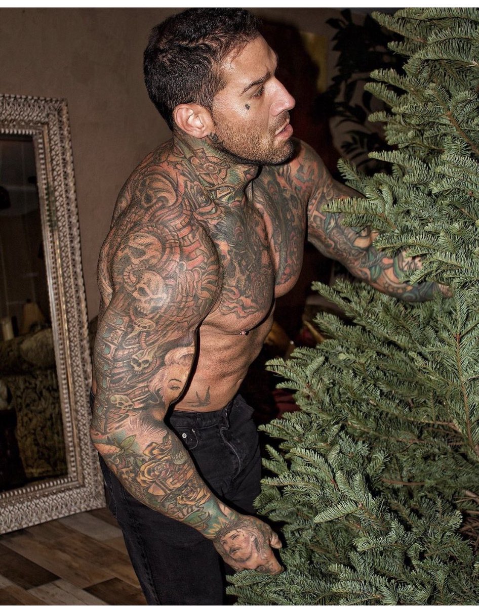 BloodMoonFirst's tweet image. Settin' up the tree for @HerLipsDontLie.