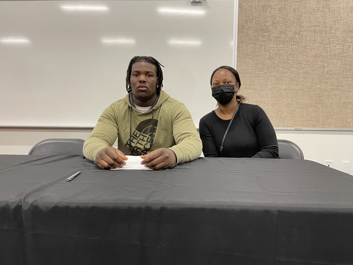 Signed ✔️Chandler DL Isaiah Johnson signs his NLI to <a href="/ArizonaFBall/">Arizona Football</a>. Johnson was a monster this season, racking up over 20 TFLs on the year <a href="/CoachJeddFisch/">Jedd Fisch</a> <a href="/MDohertyFB/">Matt Doherty</a> <a href="/AZHSFB/">ArizonaVarsity.com 🔥PREPS🔥</a> <a href="/gridironarizona/">Gridiron Arizona</a> @MattGOAZCATS <a href="/GarretsonRick/">Coach G</a>
