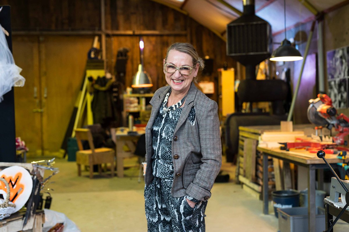 Noorderpoort's tweet photo. Docent én kunstenaar. En dat ook nog eens duurzaam! Dat is Colien Langerwerf, afgelopen jaar uitgeroepen tot Duurzaamste Docent mbo 💛 Wij zijn blij met Colien en al haar bijzondere projecten ♻️ In deze video vertelt ze hierover ➡️ https://t.co/tSbm29sO5J https://t.co/8tBLEzTFqz