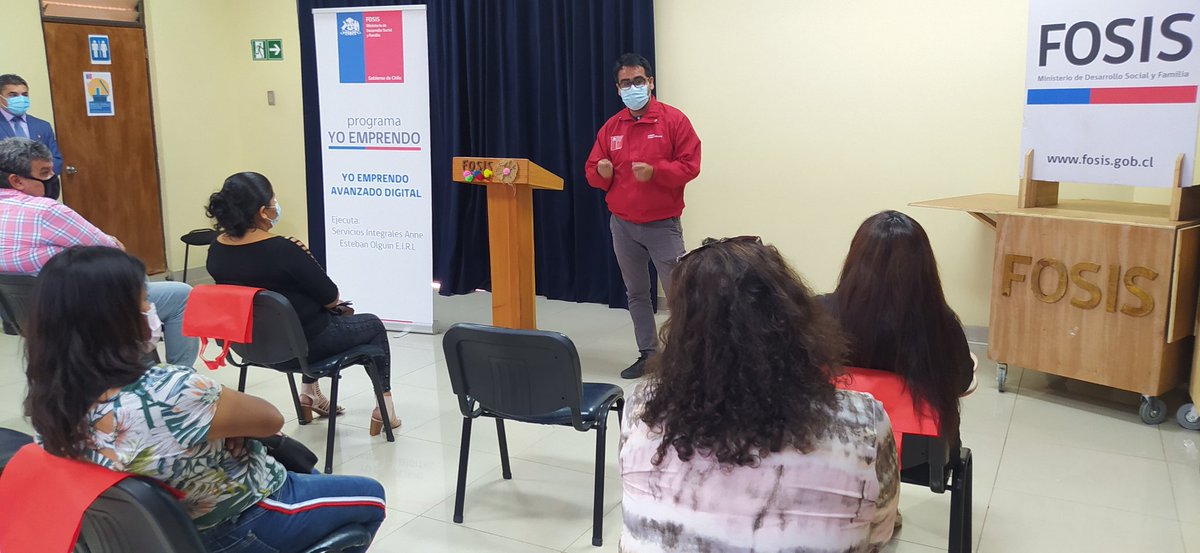 MDSTarapaca's tweet photo. Seremi @yhilaja encabezó esta mañana  la entrega de certificados a 12 emprendedores de #Iquique, quienes culminaron exitosamente el programa #YoEmprendoAvanzado Comercio Digital de @FosisTarapaca https://t.co/seQ7bBYRAl