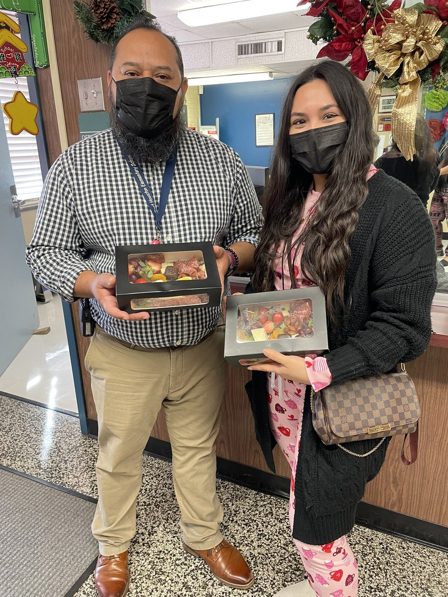 RinconPHE's tweet photo. @PortHoustonES @tiffstreats @VGarcia_PH @Leigha_Curry7 @Tinoco3rd Thank you to our wonderful community partners. You all are amazing @tiffstreats @peyorubio and Javier from valveconn. We are so grateful for you all! https://t.co/c6vhcymo6j