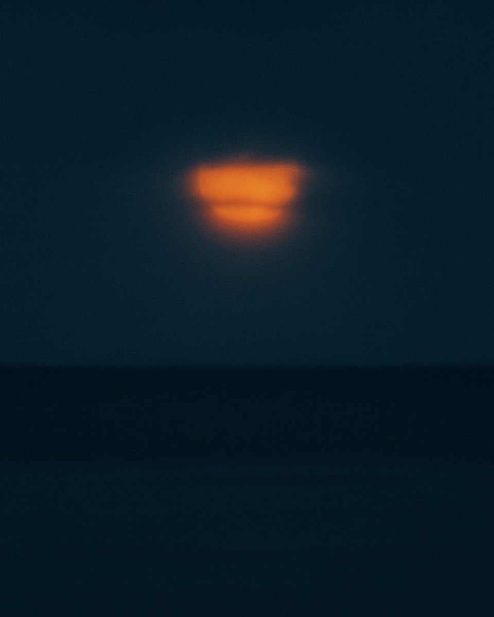 Gm u creative souls! Can you guess whether this is a moon rise or a sunset ? 🧐