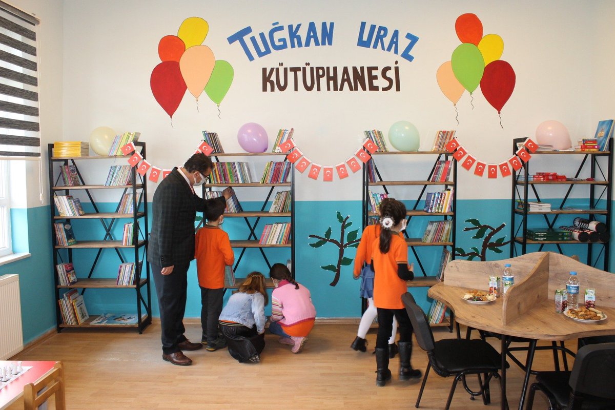 sinopilmem's tweet photo. 📚🌸“Kütüphanesiz Okul Kalmayacak” projesi kapsamında 15 Temmuz Şehitleri İlkokulu Kütüphanesi açılışı İl Milli Eğitim Müdürümüz Sayın Ercan Yıldız’ın öncülüğünde Şube Müdürlerimiz, öğretmen ve öğrencilerimizin hazır bulunmasıyla gerçekleştirildi.
@tcmeb 
@YLDZercan1957 https://t.co/ucCwuF0rbw