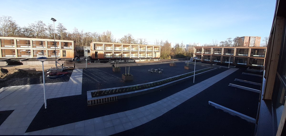 We staan vandaag aan de Winterdijk in #Gouda om de oplevering van een houten woongebouw met 60 appartementen te vieren. Hier verhuurt <a href="/MozaiekWonen/">Mozaïek Wonen</a> gezonde #woonruimte. Wij bouwden het in #cocreatie met <a href="/finchbuildings/">Finch Buildings</a>.  Meer weten? Kijk op degrootvroomshoop.nl/bouwsystemen/d…