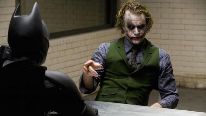 MultiversoTM's tweet photo. “O mueres como un héroe, o vives lo suficiente para verte convertido en el villano.”

El caballero oscuro (Christopher Nolan, 2008)

https://t.co/ZBRIQ2cmMs
