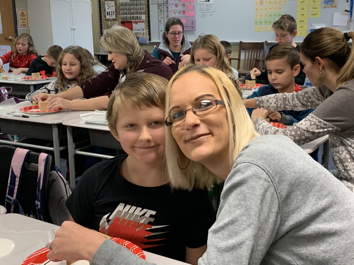 mommavoth's tweet photo. We had a great time building our gingerbread houses with our guests today! #UVLearn #USD313 #gingerbreadhouses https://t.co/yHErQQZV93