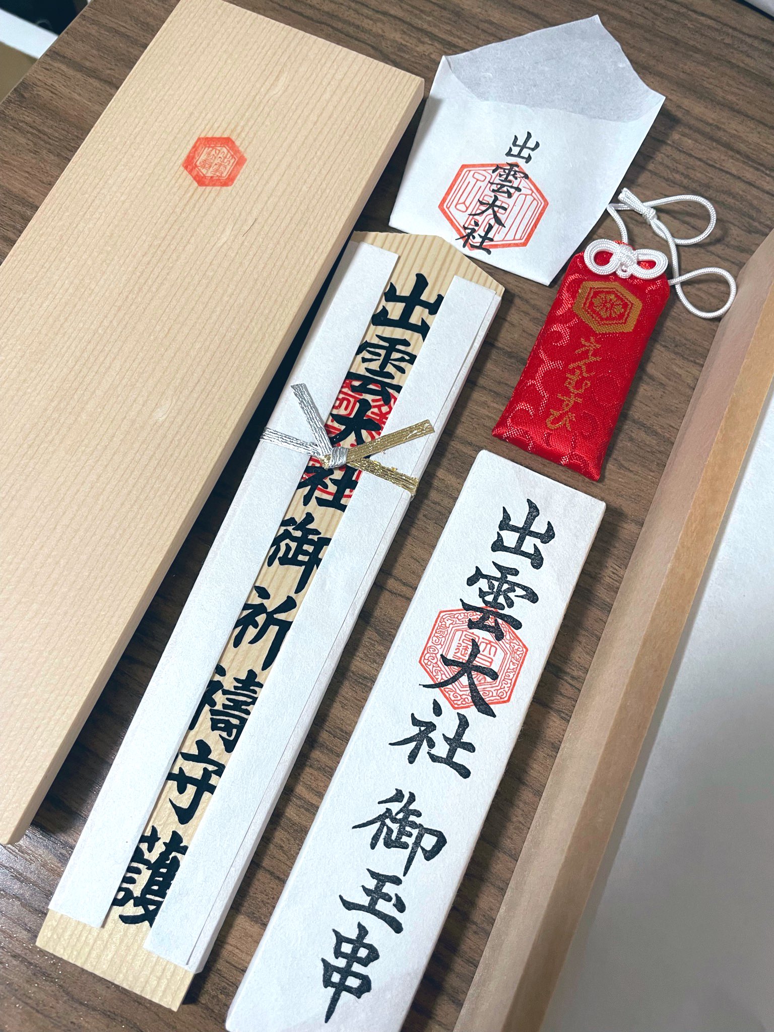 亜細亜大学女子部陸上部 V Twitter 頂き物のご紹介 青々会 島根県支部の方々から縁結びの神様と名高い出雲大社の木札と御玉串 お守りを送って頂きました これからも沢山の人とのご縁 大会や良い成績に縁がありますようにと御祈祷して頂きました 青々会島根県