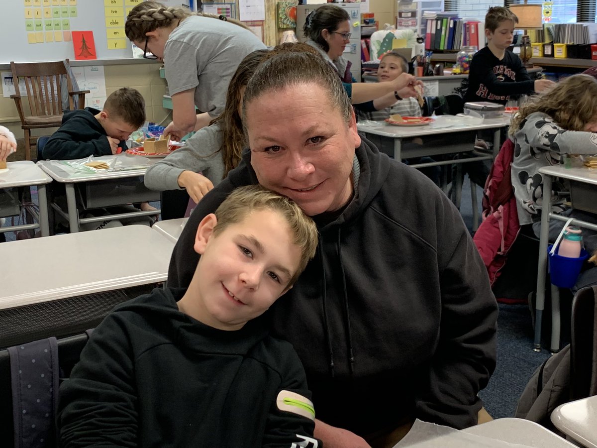 mommavoth's tweet photo. We had a great time building our gingerbread houses with our guests today. #UVLearn #USD313 #gingerbreadhouse https://t.co/LQccgVPqhW