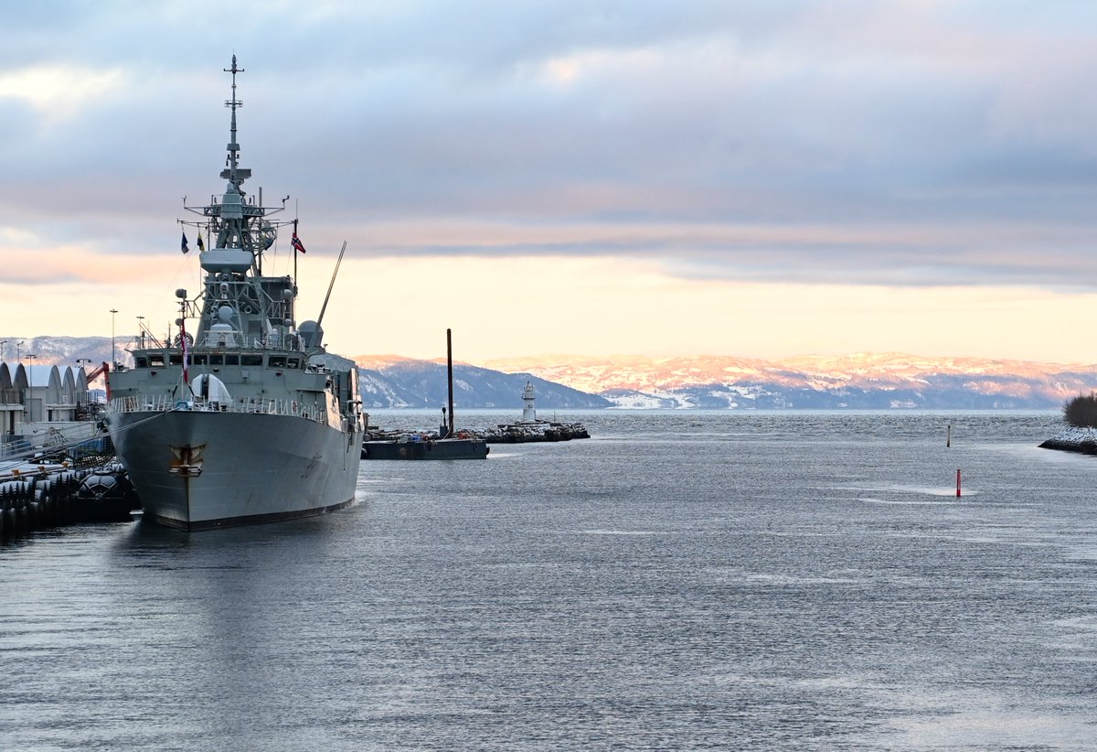 COM_SNMG1's tweet photo. 3/3 COM #SNMG1 would like to extend a warm heartfelt thank you to Cdr Andrew Graham and the crew of 🇨🇦@HMCSFredericton for 5⃣ great months at sea. Your friendship and unwavering support will not be forgotten.🤜🤛#StrongerTogether 
@RoyalCanNavy @NATO_MARCOM @CFOperations https://t.co/IwxPmNpTio