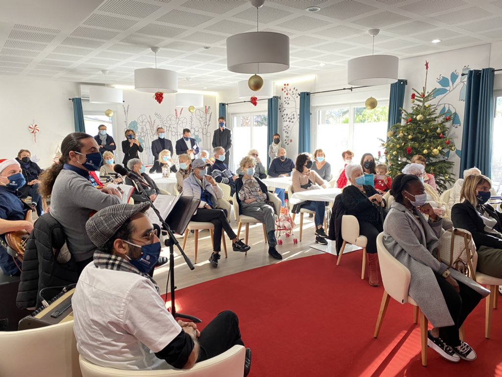 Au micro pour mon discours adressé à nos résidents, partenaires et collaborateurs de la résidence #Senioriales de Cannes, aux côtés de Laurence Peirano, Conseillère municipale. 🎤