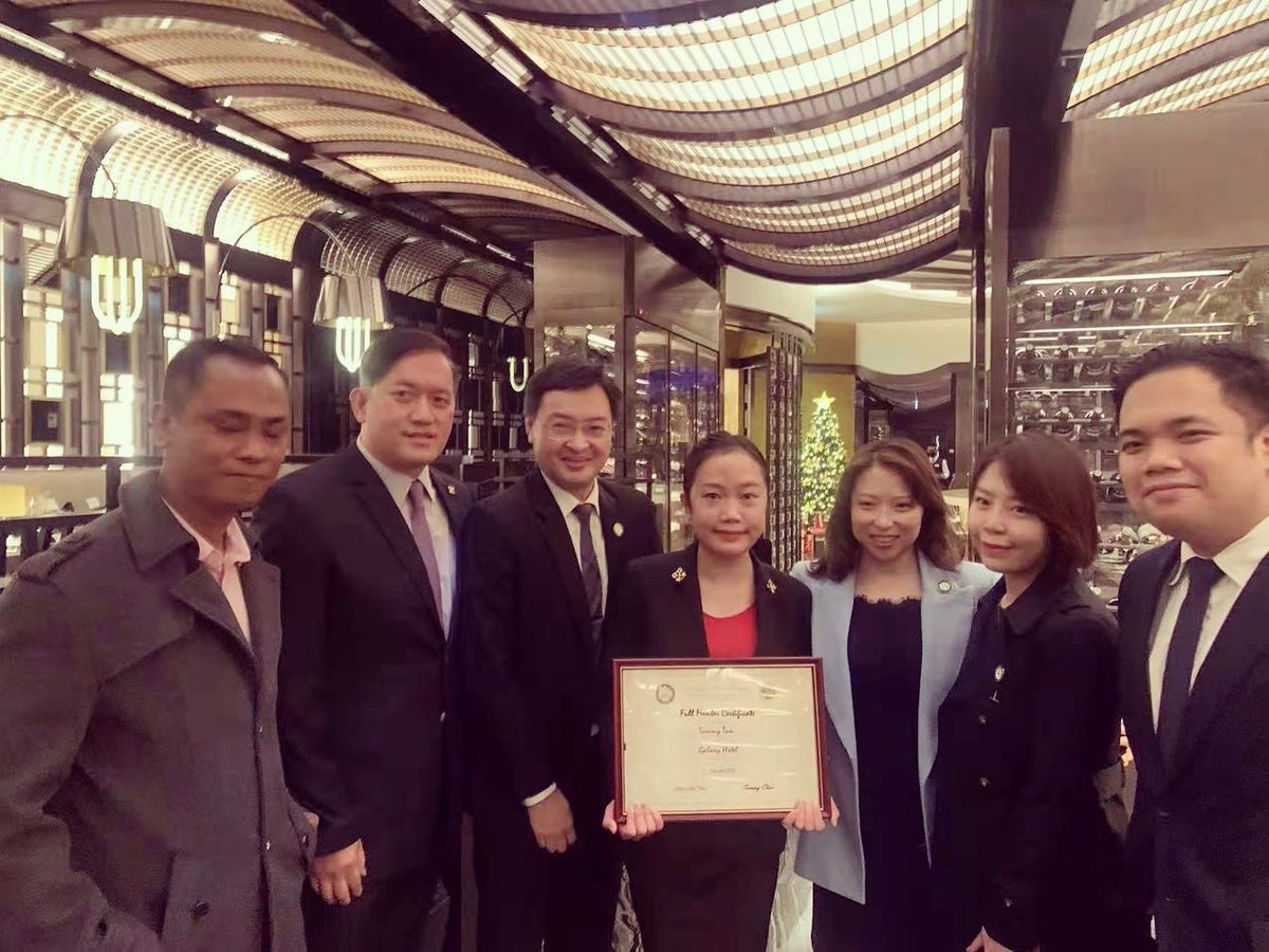 lesclefsdormac1's tweet photo. We are so grateful to the executive management of Grand Lisboa Palace who arranged this event at Mesa for Les Clefs d’Or Macau. 
Congratulations! Warm welcome our new LCD Macau members Tammy, Domingos &amp; Local member Neo. https://t.co/ELwY1C54Mg