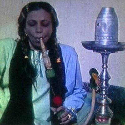 كل ماشوف وحدة تغرد عن الحاجة لحبيب او حضن او جرعة قلة ادب على طول اذكر فتون علف نفس حالة اليأس والشتات 🤣