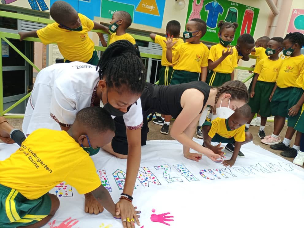 ImanziOf's tweet photo. @ImanziOf finger print painting used for building the Kids' creativity by choice color painting and a skill every child is proud of making his/her choice.Teacher #AnnaPugell from #Germany n Teacher #Christine doing a good job @Aktion_Tagwerk @RwandaEducation @Sfrwanda1 @unicefrw https://t.co/DtgIWDLam0