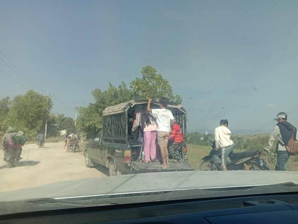 NimrodAndrew's tweet photo. The fighting erupted this morning at #Laykaykaw. And this is the consequences: civilians are fleeing from the fighting. #KNU #WhatsHappeningInMyanmar https://t.co/r0FBaZMcpM