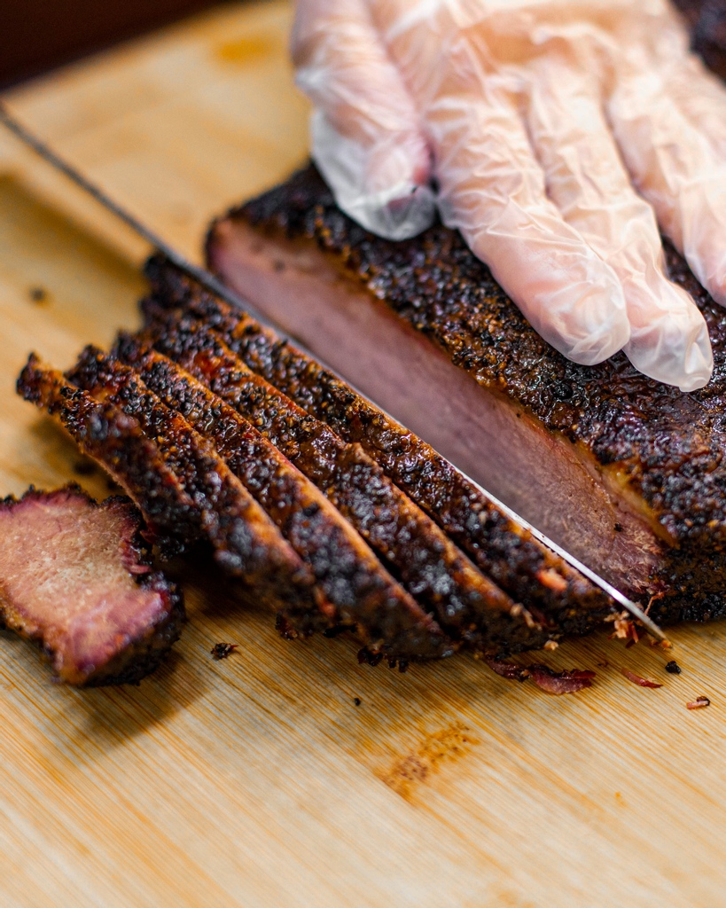 smokeandbonesuk's tweet photo. This could be you - slicing up fresh hot brisket at home. Shop now for nationwide delivery: https://t.co/Paed9OVomE 

We've done all the hard work - you just need to reheat, sit back and enjoy! 😋 https://t.co/tTlpCL6mB6