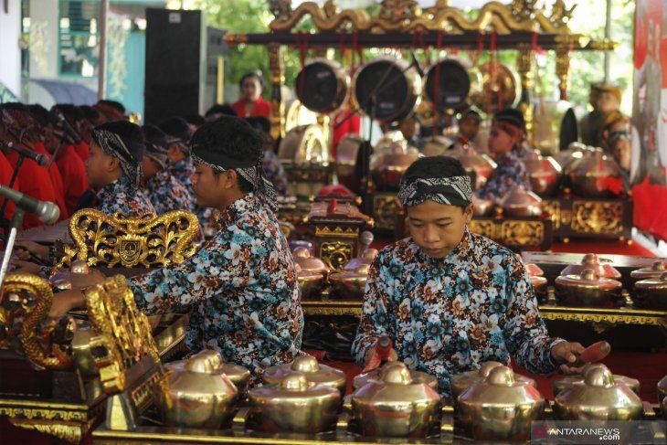 Kabar baik hari ini datang dari kantor pusat UNESCO di Paris. Badan PBB itu menetapkan gamelan sebagai Warisan Budaya Tak Benda (Intangible Cultural Heritage) UNESCO.

Indonesia akan terus melestarikan gamelan melalui pendidikan, festival, pertunjukan, dan pertukaran budaya.