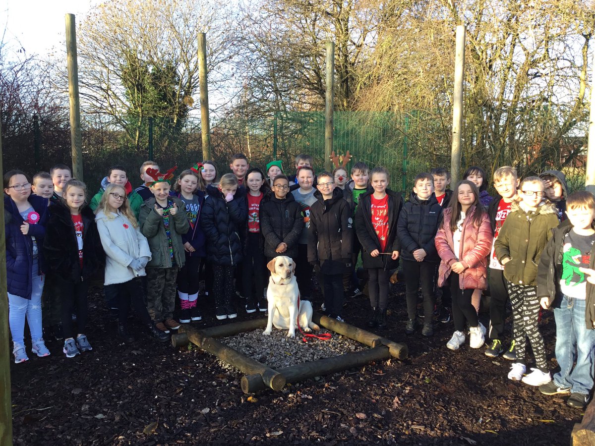 All_Saints_Sch_'s tweet photo. Year 5 enjoyed doing the Elf Dash with Bramble this morning for @TheBrickWigan! #ElfDash https://t.co/1qRmGIp05u