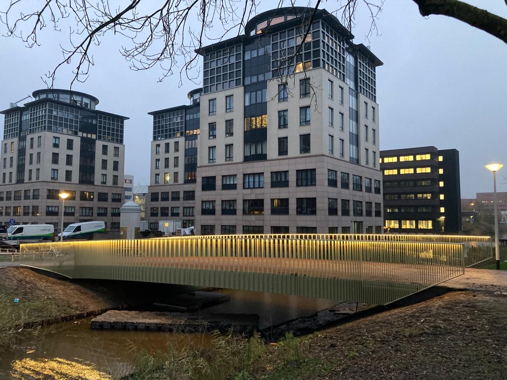 deboerendegroot's tweet photo. Met het plaatsen van het leuningwerk is de bouw van de nieuwe Pietersbergbrug in @AmsterdamNL gereed.✨
Ontwerp door @ipvDelft. 🦺Meer info: https://t.co/hMEYqa4GNg

#bruggen #bijlmerbeauties #waterbouw #opdegrensvanlandenwater https://t.co/kAmXvobrjj