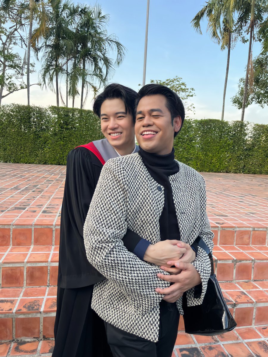 Lek_Davika's tweet photo. Congratulations @yinyin_anw  ของขวัญรับปริญญาจากพี่ก็คืออ้อมกอดอันอบอุ่น  
#YinYinGraduation https://t.co/ZN2fGoXxni