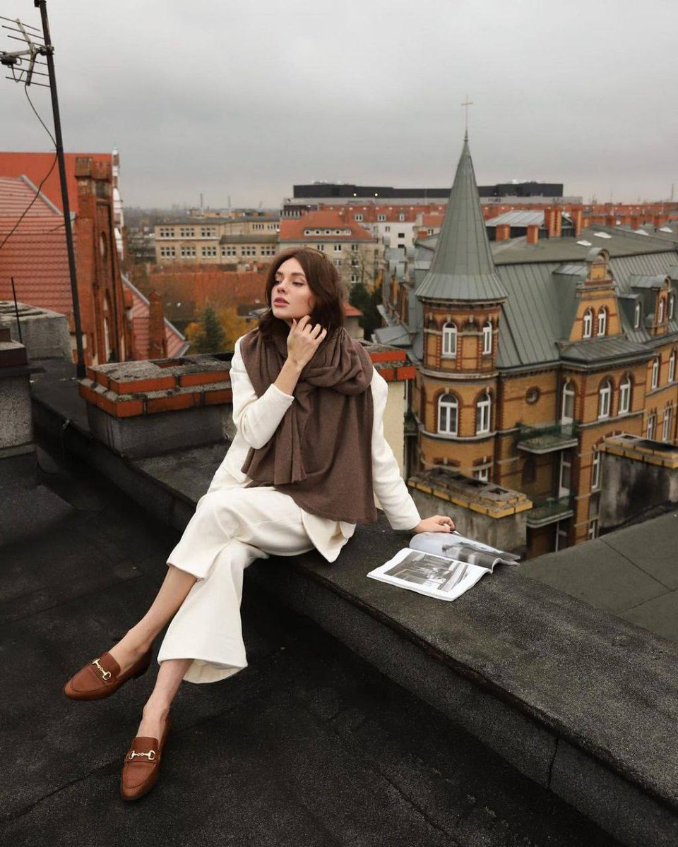 "أعلمُ أنَّكَ تَقرأ كلّ ما أكتبهُ مُتظاهرًا بأنَّكَ لا تَفعل وَأيضًا أودّكَ أن تعلمَ بأنَّني أكتبُ كلّ شيءٍ لكَ مُتظاهرةً بأنّهُ ليسَ لك."