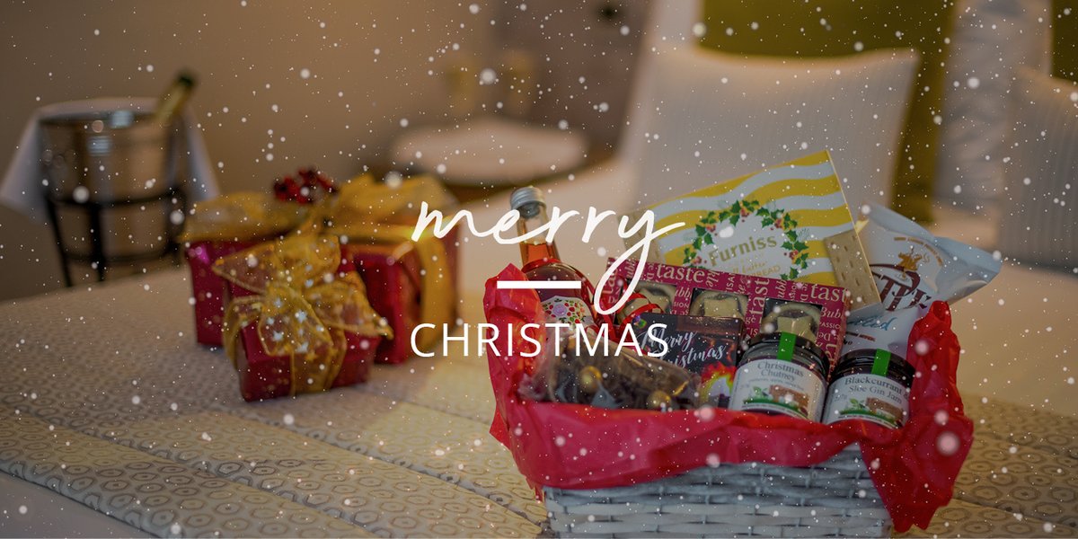 Wishing you a very 𝑀𝑒𝓇𝓇𝓎 𝒞𝒽𝓇𝒾𝓈𝓉𝓂𝒶𝓈 from all the team at The Royal &amp; Fortescue Hotel 🌟