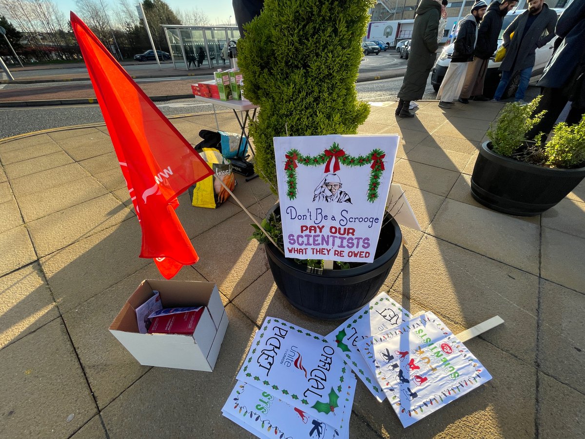 Unite_NorthWest's tweet photo. Our Biomedical Scientist members from @ELHT_NHS commenced their third period of strike action at Royal Blackburn Hospital this morning in a dispute over unpaid wages owed by the Trust following an agreement made in 2019.

https://t.co/W6d4ss1FwT https://t.co/SP8QEZQK3P