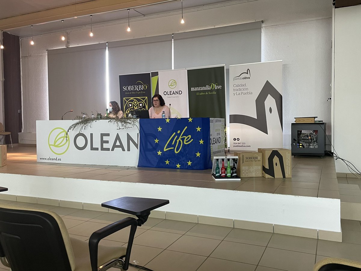 LifeSolieva's tweet photo. Carmen Capiscol de @citoliva, socio de #LifeSolieva,presenta alguno de los alimentos funcionales que incorporan los polifenoles purificados por el @CTCAlimentacion en el proyecto como son galletas, paté de aceituna y helados. https://t.co/QArNi0S58a