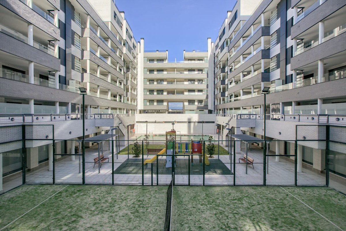 Nos complace informaros de la finalización de los trabajos de construcción de nuestra promoción Los Áticos de Rivas ubicada en la Avenida 8 de marzo nº10-º12, en Rivas Vaciamadrid.

Un residencial único que consta de 10 bloques paralelos con 6 plantas sobre rasante y 2 sótanos.